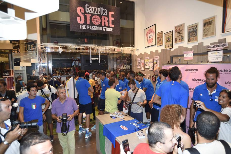 I giocatori della Nazionale ricevono i tanti fan all&#39;interno del Gazzetta Store (Ciamillo)